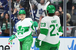 Torontos William Nylander, till vänster, firar efter att ha satt sitt mål. Laget hade dagen till ära bytt sitt matchställ på grund av Saint Patrick’s Day.