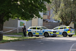 Poliser på plats efter dubbelmordet i Hageby i Norrköping natten mot den 3 juni 2024. Arkivbild.