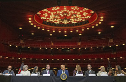 Donald Trump höll sitt första styrelsemöte på operascenen i Kennedy Center for the Performing Arts i Washington.