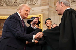 Donald Trump och Högsta domstolens chefsdomare John Roberts i samband med att Trump svors in som president den 20 januari. Stämningen de båda emellan är gissningsvis inte lika munter nu.