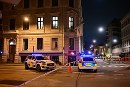 Polisen på plats efter en explosion i ett trapphus i Vasastaden i Göteborg i april förra året. Nu åtalas en man misstänkt för sprängningen och en rad andra våldsbrott.