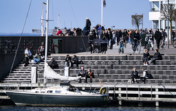 En plats i solen. Bilden tagen i Västra Hamnen i Malmö en vårdag för några år sedan.