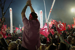 Demonstration utanför en domstol till stöd för Istanbuls gripne borgmästare Ekrem Imamoglu på lördagen.