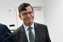 En leende Henrik Landerholm nekar till brott.