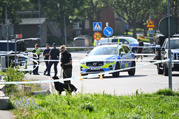 Polis på plats utanför moskén i Örebrostadsdelen Vivalla efter en skottlossning.