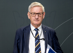 Tidigare stats- och utrikesministern Carl Bildt har valts in i kyrkofullmäktige församlingen Hedvig Eleonora och Oscar i Stockholm.
