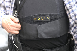 En man kom till sitt förhör klädd i en tröja med polisemblem. Bilden föreställer en riktig polis. Arkivbild.