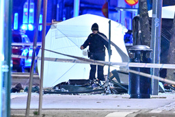 Polistekniker arbetar på plats där en buss körde in i en busskur på Östermalm i Stockholm. 