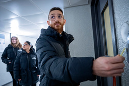 Trygghetsvärdarna Natalie Cadjo, Vania Eriksson och Mahmoud Anara kontrollerar ett trapphus i bostadsområdet Andersberg i Halmstad, som tagits bort från polisens lista över utsatta områden.