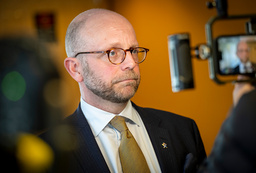 Henrik Olin, vice chefsåklagare på riksenheten för säkerhetsmål, intervjuas efter torsdagens häktningsförhandling vid Halmstads tingsrätt.