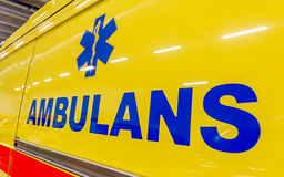 Ambulans finns på plats. Arkivbild.