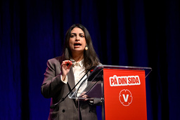 Partiledare Nooshi Dadgostar håller inledningstal när Vänsterpartiets kongress inleds i Örebro.