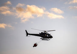 Bland annat deltag helikoptrar i släckningsarbetet. Arkivbild.