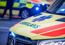 Mannen fördes med ambulans till sjukhus men hans liv gick inte att rädda. Arkivbild.