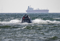 Insatsstyrkan och Kustbevakningen på väg ut till det bordade fartyget Sea Owl 1 under en insats i mars. 