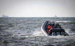 Insatsstyrkan och Kustbevakningen på väg ut till det bordade fartyget Sea Owl I, som misstänks höra till den ryska skuggflottan, utanför Trelleborg i mitten av mars. 
