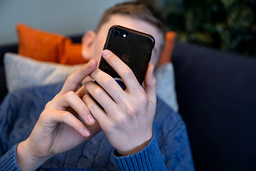 Av de patienter som deltog i studien hade 99 procent en egen mobiltelefon trots en medelålder på 70 år. Arkivbild.