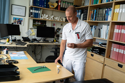 Nils Hailer på sitt kontor.