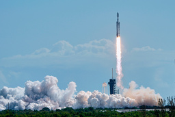 Rymdtrafiken har sina risker. Bild tagen i våras när en Falcon Heavy-raket sköts upp från Cape Canaveral i Florida.