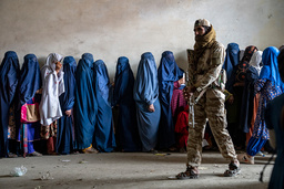 Unga kvinnor som deporterats i de så kallade tonårsutvisningarna har skickats till länder som Iran, Afghanistan, Egypten, Irak. Här är en bild på kvinnor som köar för humanitär hjälp i talibanstyrda Afghanistan.