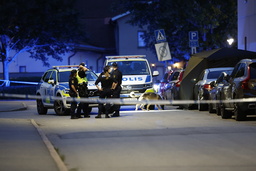 Polis på plats i stadsdelen Kvarngärdet i Uppsala efter dödsskjutningen.