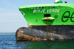 Kaptenen till norska Misje Verde är sedan tidigare häktad efter olyckan utanför Tjörn. Nu misstänks även lotsen för brott. Arkivbild.
