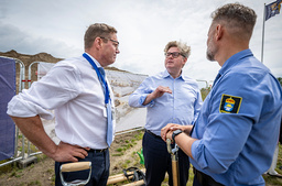 Kriminalvårdens generaldirektör Rikard Jermsten (t v) och justitieminister Gunnar Strömmer (M) vid byggstarten av en ny fängelseanstalt i Trelleborg i juni. Arkivbild.